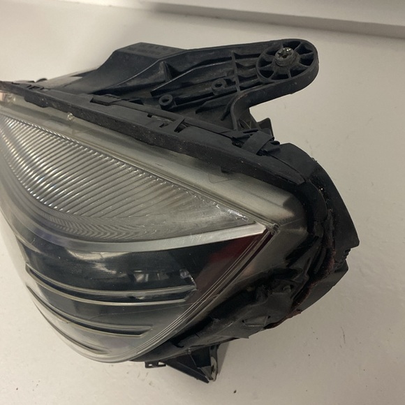 Mercedes Benz C Class Headlight 2008 2009 2010 2011 Driver Left Side (Used) - Picture 4 of 14